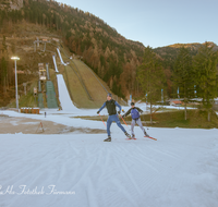 fileadmin/roha/images_galerie/Freizeit-Sport/Biathlon/RUH-BIATH-0014-D-roha-Ruhpolding-Chiemgau-Arena-Biathlon-Schneeband-Loipe-Langlaeufer-Sprungschanze.png