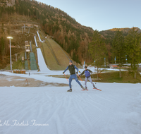 fileadmin/roha/images_galerie/Freizeit-Sport/Biathlon/RUH-BIATH-0014-D-roha-Ruhpolding-Chiemgau-Arena-Biathlon-Schneeband-Loipe-Langlaeufer-Sprungschanze.png