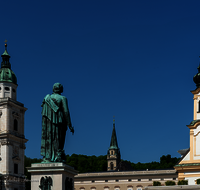 fileadmin/roha/images_galerie/orte_landschaft/Salzburg/Residenz-Kapitel-Mozartplatz/SA-MOZA-0009-D-roha-Salzburg-Mozart-Statue-Mozartplatz-Dom.png