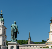 fileadmin/roha/images_galerie/orte_landschaft/Salzburg/Residenz-Kapitel-Mozartplatz/SA-MOZA-0009-D-roha-Salzburg-Mozart-Statue-Mozartplatz-Dom.png