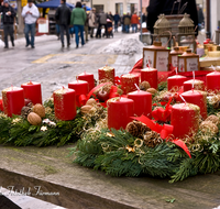 fileadmin/roha/images_galerie/orte_landschaft/Teisendorf/Teisendorf-Markt/TEI-MA-MARKT-0004-1-D-roha-Teisendorf-Marktstrasse-Markt-Andreasmarkt-Weihnachten-Adventkranz.png