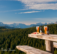 fileadmin/roha/images_galerie/kulinarisch/TEI-STO-GAS-0016-D-roha-Teisendorf-Stoisseralm-Brotzeit-Weissbier-Berge.png