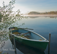 fileadmin/roha/images_galerie/orte_landschaft/Abtsdorf-Abtsdorfer-See/ABTS-SEE-BOOT-0003-D-roha-Abstdorfer-See-Steg-Boot-Wasser-Ufer-Herbst.png