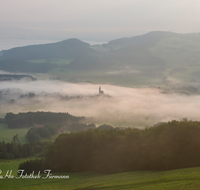 fileadmin/roha/images_galerie/orte_landschaft/Anger/Anger/Anger-Stimmung/AN-PAN-FUER-0001-D-roha-Anger-Panorama-Fuermannalm-Hoegl-Nebel.png