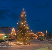 fileadmin/roha/images_galerie/brauchtum/Weihnachten/Christkindlmarkt-Anger/AN-WEI-0007-1-D-roha-Anger-Dorfplatz-Weihnachten-Christbaum.png