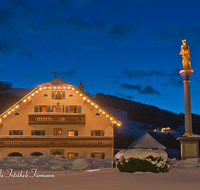 fileadmin/roha/images_galerie/brauchtum/Weihnachten/Christkindlmarkt-Anger/AN-WEI-0012-2-D-roha-Anger-Dorfplatz-Weihnachten-Mariensauele-Winter-Schnee.png