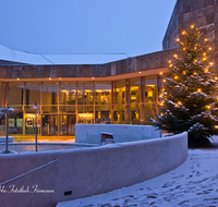 fileadmin/roha/images_galerie/orte_landschaft/Bad_Reichenhall/BAD-REI-KURGAZE-0011-D-roha-Bad-Reichenhall-Kurgastzentrum-Weihnachten-Schnee-Christbaum.png