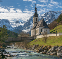 fileadmin/roha/images_galerie/orte_landschaft/Berchtesgaden/Ramsau/BGD-RA-0028-D-roha-Berchtesgaden-Ramsau-Kirche-Zwiebelturm-Reiter-Alpe-Ramsauer-Ache-Wasser-Steg.png