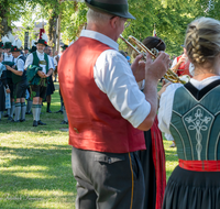 fileadmin/roha/images_galerie/orte_landschaft/Teisendorf/Gaufest-GauverbandI-Freitag14.-Sonntag23.Juli2023/BR-GAUFEST-TEIS-2023-2-1734-1-D-roha-Tracht-Gaufest-Teisendorf-Standkonzert-Musikkapelle.png