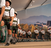 fileadmin/roha/Gautrachtenfest/Bilderglalerie/Gaufest-2023/Gauheimatabend/BR-GAUFEST-TEIS-2023-2-2125-01-D-roha-Tracht-Gaufest-Teisendorf.png