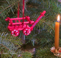 fileadmin/roha/images_galerie/brauchtum/Weihnachten/BR-WEIH-SCHMUCK-0080-D-roha-Brauchtum-Weihnachten-Schmuck-Christbaum-Berchtesgadener-War-Leiterwagen-Kerze.png