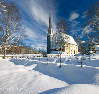 fileadmin/roha/images_galerie/orte_landschaft/Inzell/INZ-FRAU-KIR-0015-D-roha-Inzell-Frauenkirche-Winter-Friedhof-Birke.png