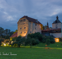 fileadmin/roha/images_galerie/orte_landschaft/Laufen/LAUF-TRIEB-0003-D-roha-Laufen-Schloss-Triebenbach-Nacht-blaue-Stunde-Beleuchtung.png