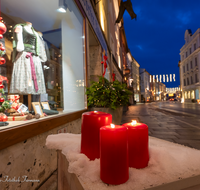 fileadmin/roha/images_galerie/orte_landschaft/Teisendorf/Teisendorf-Markt/TEI-MA-0005-20-D-roha-Teisendorf-Marktstrasse-Weihnachten.png