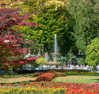 fileadmin/roha/images_galerie/orte_landschaft/Bad-Reich-Kurgarten-Beleuchtung/BAD-REI-KURGAR-0002-01-D-roha-Bad-Reichenhall-Kurgarten-Brunnen-Wasser-Herbst.png