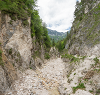 fileadmin/roha/images_galerie/orte_landschaft/Berchtesgaden/Marktschellenberg-Ettenberg/BGD-ALMB-KL-THE-0006-D-roha-Berchtesgaden-Almbachklamm-Untersberg.png