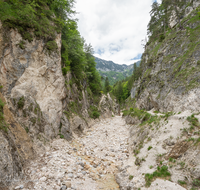 fileadmin/roha/images_galerie/orte_landschaft/Berchtesgaden/Marktschellenberg-Ettenberg/BGD-ALMB-KL-THE-0006-D-roha-Berchtesgaden-Almbachklamm-Untersberg.png