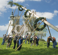 fileadmin/roha/images_galerie/brauchtum/Maibaum/Piding-Johannishoegl/BR-MAIB-PID-JOH-0001-D-roha-Brauchtum-Maibaum-Piding-Johannishoegl-Kirche.jpg