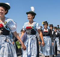 fileadmin/roha/images_galerie/orte_landschaft/Teisendorf/Neukirchen/Trachtenfest-Neukirchen-2019/BR-TRACH-ANG-NEU-2019-08-11-1233-04-D-roha-Brauchtum-Tracht-Anger-Hoeglwoerth-Neukirchen-Festzug.png