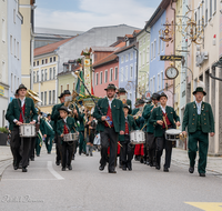 fileadmin/roha/images_galerie/brauchtum/Tracht/Trachtenverein_Teisendorf/BR-TRACH-TEI-VER-0015-D-M-roha-Brauchtum-Tracht-Teisendorf-Marktstrasse-Musikkapelle.png