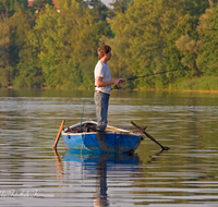 fileadmin/roha/images_galerie/Freizeit-Sport/FISCH-ABTSD-0035-D-roha-Fischer-Boot-Wasser-Laufen-Leobendorf-Abtsdorfer-See-Angel-Rute.png