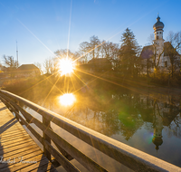 fileadmin/roha/images_galerie/stimmung-Sonne/Sonnenaufgang/SO-AU-ANG-HOEG-0001-0816-01-D-M-roha-Sonnenaufgang-Anger-Hoeglwoerth-See-Steg.png