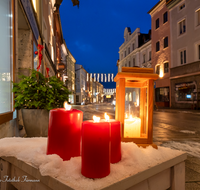 fileadmin/roha/images_galerie/orte_landschaft/Teisendorf/Teisendorf-Markt/TEI-MA-0005-21-D-M-roha-Teisendorf-Marktstrasse-Weihnachten.png