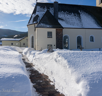 fileadmin/roha/images_galerie/orte_landschaft/Teisendorf/Neukirchen/TEI-NEUK-WI-KI-0003-D-roha-Teisendorf-Neukirchen-Kirche-Winter-Schnee.png