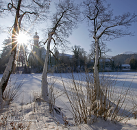 fileadmin/roha/images_galerie/orte_landschaft/Anger/Hoeglwoerth/AN-HOE-WIN-0096-D-roha-Anger-Hoeglwoerth-Zwiebelturm-Winter-Sonne.png