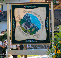 fileadmin/roha/images_galerie/orte_landschaft/Anger/Anger-Trachten-Musik-Fest/BR-FEST-ANG-MUS-TRACH-2018-08-19-1004-02-D-roha-Brauchtum-Fest-Anger-Trachtenverein-Fahne.png