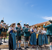 fileadmin/roha/images_galerie/orte_landschaft/Teisendorf/Neukirchen/Trachtenfest-Neukirchen-2019/BR-FEST-NEUK-TRACH-2019-08-11-1107-01-D-roha-Brauchtum-Fest-Neukirchen-Trachtenverein-Altar.png