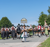 fileadmin/roha/images_galerie/orte_landschaft/Teisendorf/Neukirchen/Trachtenfest-Neukirchen-2019/BR-FEST-NEUK-TRACH-2019-08-11-1213-03-D-roha-Brauchtum-Fest-Neukirchen-Trachtenverein-Festzug.png