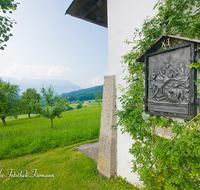 fileadmin/roha/images_galerie/kirche_religion/Ainring-Kreuzweg/KKKM-AINR-KR-11-0029-1-D-roha-Kreuzweg-Ainring-Ulrichshoegl-Obstgarten-Meisterkapelle.png