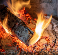 fileadmin/roha/images_galerie/dies_das/LANDA-FEU-0014-2-D-roha-Landart-Feuer-Kachelofen-Brennholz-Scheiter-Glut.png