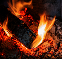 fileadmin/roha/images_galerie/dies_das/LANDA-FEU-0014-2-D-roha-Landart-Feuer-Kachelofen-Brennholz-Scheiter-Glut.png