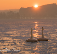 fileadmin/roha/images_galerie/Freizeit-Sport/SPO-EIS-STOCK-WAG-0001-D-roha-Sport-Winter-Eis-Eisstock-Waginger-See-Kuehnhausen-Sonnenuntergang-Stimmung.png