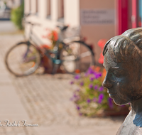 fileadmin/roha/images_galerie/orte_landschaft/Teisendorf/Teisendorf-Markt/TEI-DETAIL-0009-D-roha-Teisendorf-Rathaus-Kinder-Skulptur-Bronze.png