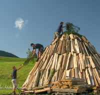 fileadmin/roha/images_galerie/orte_landschaft/Teisendorf/Neukirchen/TEI-NEUK-KOEHL-0024-0925-02-D-roha-Neukirchen-Kohlenmeiler-Brauchtum-Koehler-Holzscheit-Fichtenreisig.png