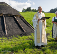 fileadmin/roha/images_galerie/orte_landschaft/Teisendorf/Neukirchen/TEI-NEUK-KOEHL-0030-1713-D-roha-Neukirchen-Kohlenmeiler-Brauchtum-Segen.png