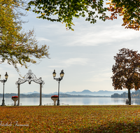 fileadmin/roha/images_galerie/orte_landschaft/Waging/WAG-STRANDK-0021-D-roha-Waging-Strandkurhaus-Park-Herbst-Pavillon.png