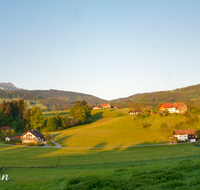 fileadmin/roha/images_galerie/orte_landschaft/Anger/Hoeglwoerth/AN-HOE-PAN-0120-D-roha-Anger-Hoelgwoerth-Panorama-Hochstaufen-Zwiesel-Fruehling.png