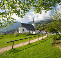 fileadmin/roha/images_galerie/orte_landschaft/Anger/Aufham/AUF-0013-10-D-roha-Aufham-Hochstaufen-Fruehling-Kirche.png