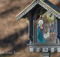 fileadmin/roha/images_galerie/kirche_religion/Tei-Wei-Rosenkranzweg/KKKM-TEI-WEI-ROS-03-0007-D-roha-Wegkreuz-Rosenkranz-Station-Teisendorf-Weildorf-Maria--Geburt-Jesuskind.png