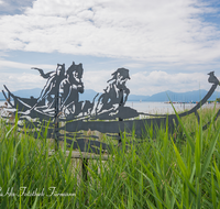 fileadmin/roha/images_galerie/orte_landschaft/Chiemsee/LANDA-KUNST-SEEBR-ANG-0001-D-roha-Landart-Kunst-Seebruck-Keltenboot-Angerer-d-J.png