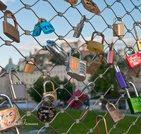 fileadmin/roha/images_galerie/dies_das/LANDA-LIEB-SCHLOSS-0001-D-roha-Landart-Liebesschloss-Salzburg-Bruecke.png