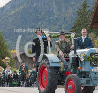 fileadmin/roha/images_galerie/orte_landschaft/Piding/Piding-Feste-Theater-usw/PID-KAMIN-1403-03-D-roha-Piding-Aktion-Kaminkehrer-Zylinder-Traktor.jpg