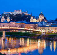 fileadmin/roha/images_galerie/orte_landschaft/Salzburg/Nacht-Salzburg/SA-ALTST-NACHT-MAK-0004-1648-01-D-roha-Salzburg-Altstadt-Festung-Makartsteg-Nacht-Weihnachten-Salzach.png