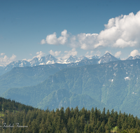 fileadmin/roha/images_galerie/orte_landschaft/Stoisser-Alm/TEI-STO-ALP-0005-D-roha-Teisendorf-Anger-Stoisseralm-Alm-Alpen-Gipfel.png