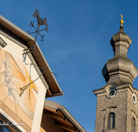 fileadmin/roha/images_galerie/orte_landschaft/Anger/Anger/AN-DORFPL-SON-0001-D-roha-Anger-Dorfplatz-Sonnenuhr-Kirchturm.png