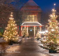 fileadmin/roha/images_galerie/orte_landschaft/Bad-Reich-Kurgarten-Beleuchtung/BAD-REI-KURGAR-WI-0020-D-roha-Bad-Reichenhall-Kurgarten-Christbaum-Weihnachten-Gradierhaus.png